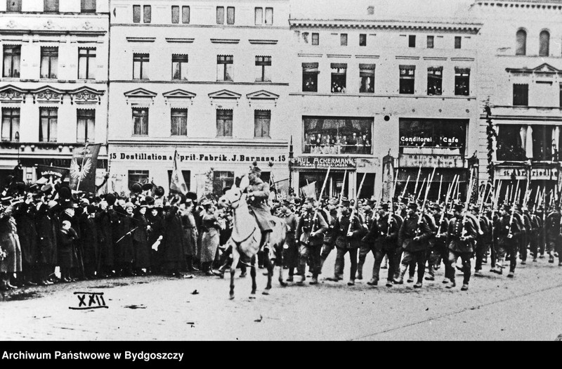 image.from.unit.number "Powitanie oddziałów Wojska Polskiego na Starym Rynku w Bydgoszczy 20 stycznia 1920 roku"