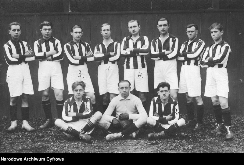 image.from.unit.number "Klub sportowy "Naprzód" polskiej emigracji w Commentry"