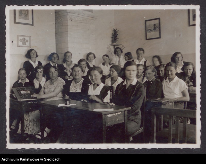 image.from.unit.number "Album z fotografiami podarowany przez uczennice Państwowego Gimnazjum Żeńskiego im. Królowej Jadwigi w Siedlcach wychowawczyni pani Janinie Milulskiej na zakończenie 8-klasowego gimnazjum w dniu 24.06.1934 r."