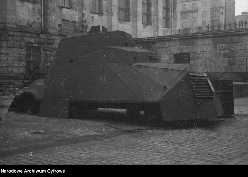 image.from.unit.number "Ekspozycja sprzętu wojskowego na dziedzińcu Muzeum Wojska Polskiego w Warszawie"