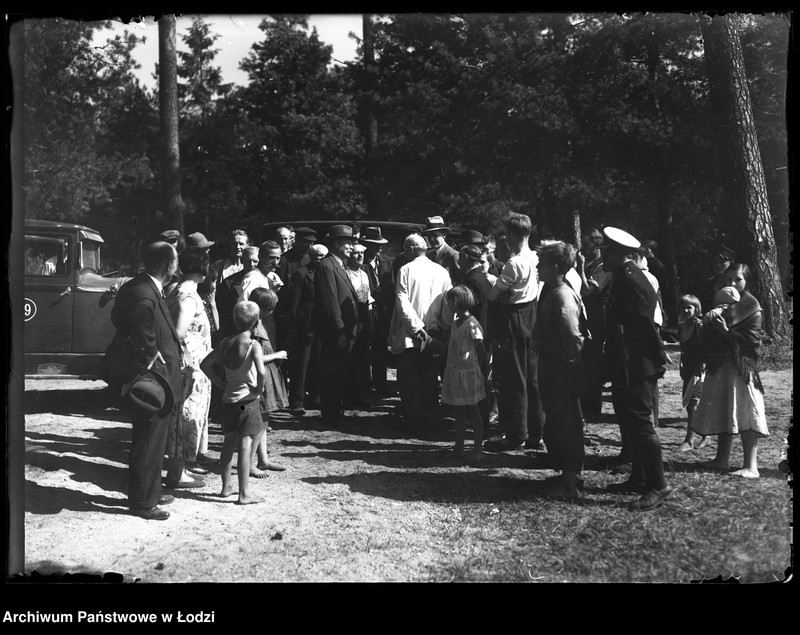 Obraz 1 z jednostki "Wizyta delegacji na terenie planowanej budowy (w tle dwa samochody, mieszkańcy Łodzi)"