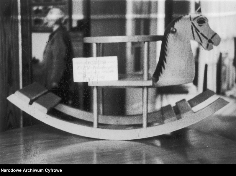 image.from.unit.number "Wystawa nagród centralnych zarządów przemysłowych na konkursy prasowe w Warszawie"