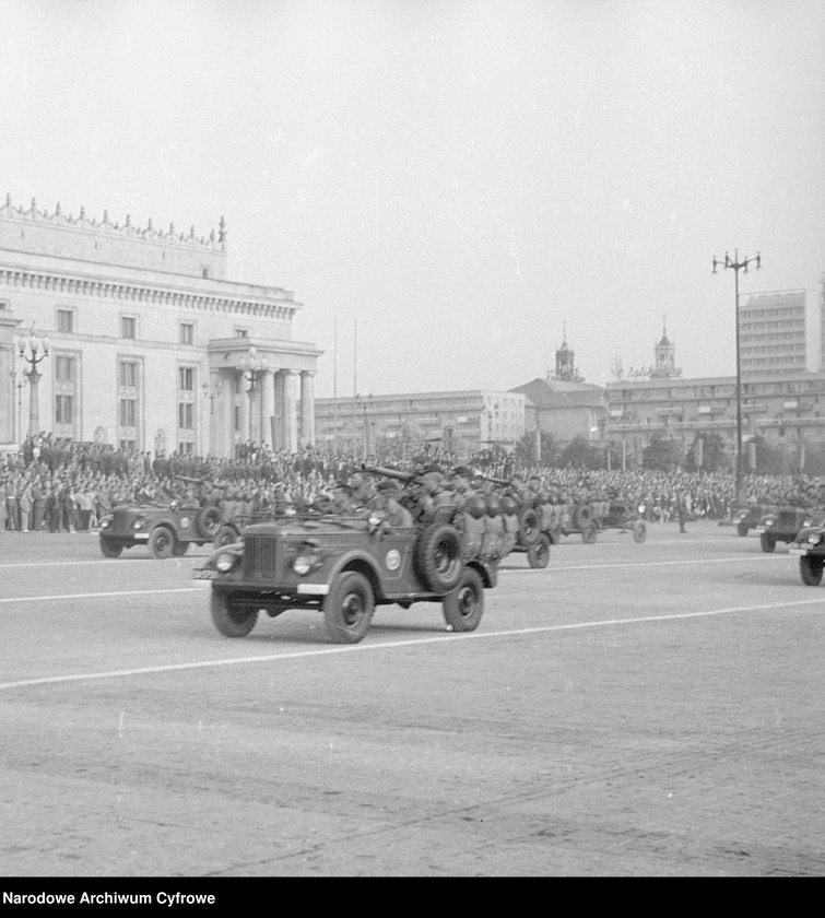 image.from.unit.number "Defilada Tysiąclecia Państwa Polskiego podczas Narodowego Święta Odrodzenia Polski (22 lipca) na pl. Defilad w Warszawie"