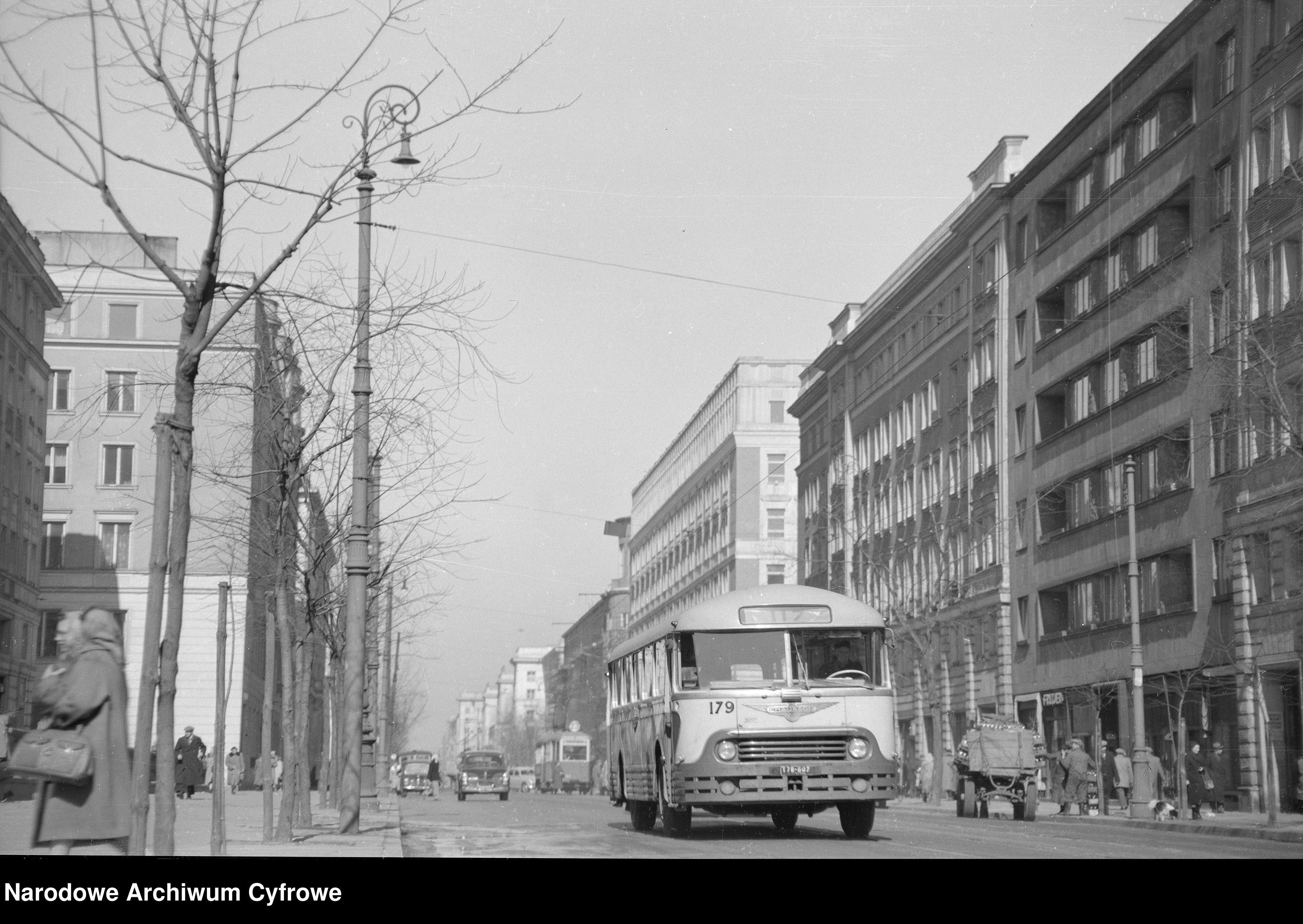 Skan z jednostki: Autobus komunikacji miejskiej na ulicy Marszałkowskiej w Warszawie