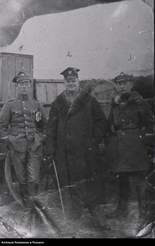 Obraz 3 z jednostki "Stoją od lewej: Aleksander Nowak ppor. jako płk Wojska Polskiego popełnił samobójstwo w 1939 r. pod Modlinem, ks. Bartkowski - kapelan frontu budzyńskiego, brat dowódcy kompanii budzyńskiej, ppor Kazimierz Pietrzak - płatnik kompanii budzyńskiej."