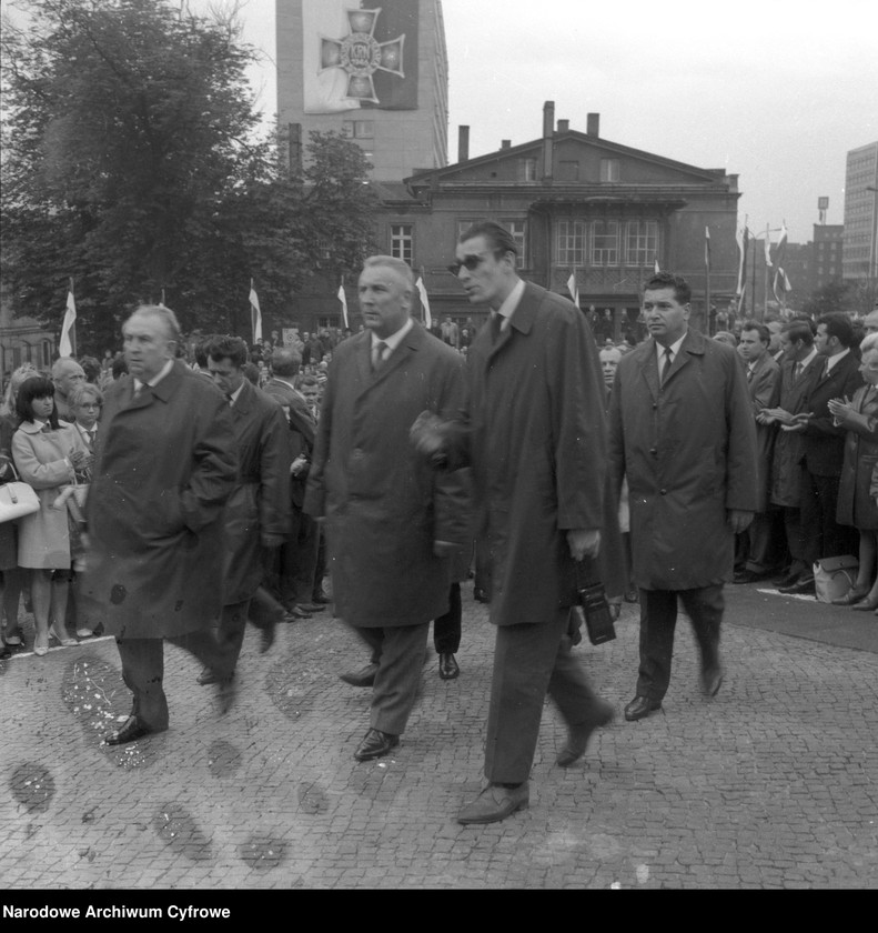 Obraz 1 z jednostki "Uroczystości z okazji 50. rocznicy wybuchu I powstania śląskiego pod pomnikiem Powstańców Śląskich w Katowicach"