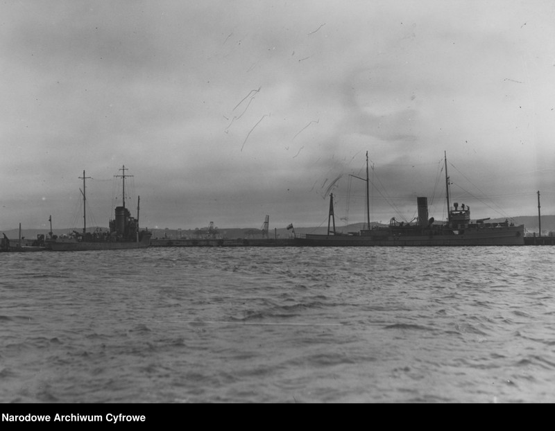 image.from.unit.number "Port Marynarki Wojennej w Gdyni - okręty wojenne w porcie"