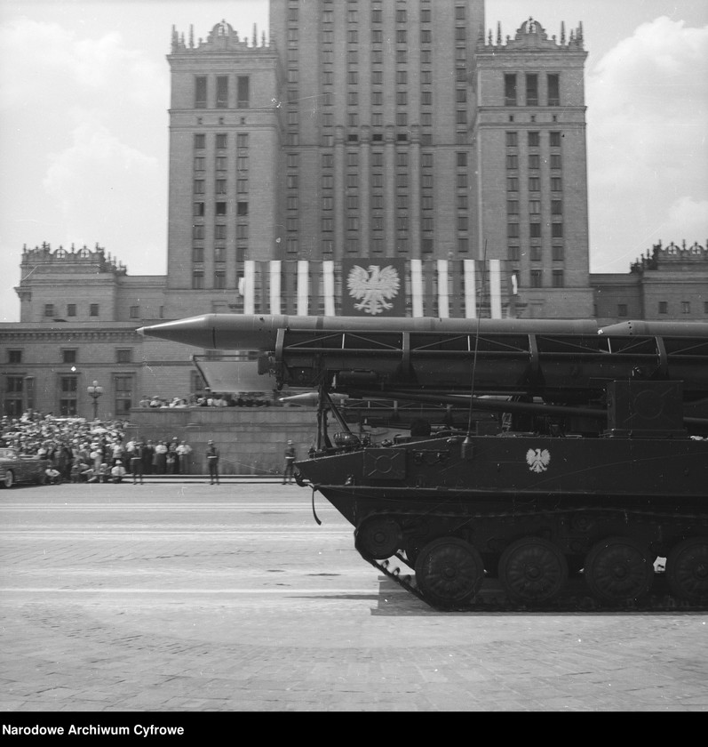 image.from.unit.number "Defilada Tysiąclecia Państwa Polskiego podczas Narodowego Święta Odrodzenia Polski (22 lipca) na pl. Defilad w Warszawie"