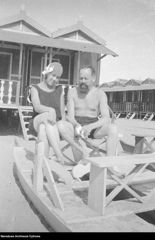 Obraz 4 z jednostki "Wypoczynek rodziny Lis-Olszewskich na plaży w Viareggio"