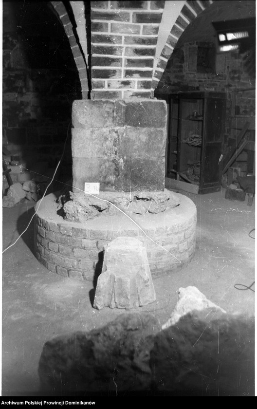 image.from.unit "Kraków, klasztor Ojców Dominikanów, krypta pod refektarzem oraz schody przy korytarzu na parterze północnego skrzydła III wirydarza prowadzące do przedsionka ciemnego korytarzyka na I piętrze"