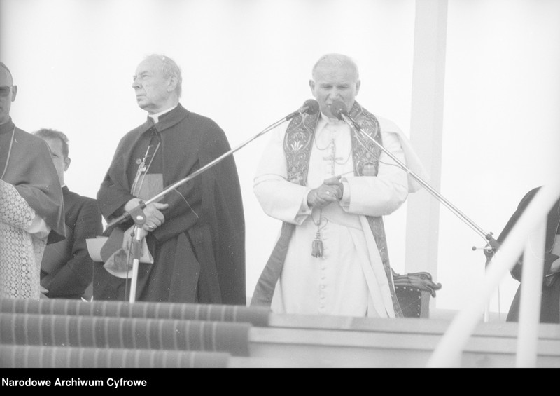 image.from.unit.number "Spotkanie papieża Jana Pawła II z wiernymi w Gębarzewie pod Gnieznem podczas I pielgrzymki do Polski"