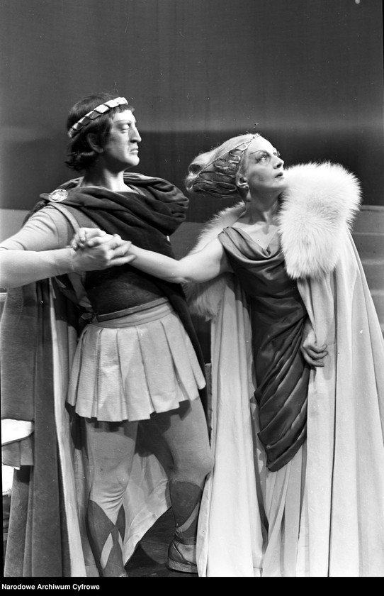 image.from.unit.number "Warszawa. Teatr Młodej Warszawy - sztuka "Ifigenia (Wiatr za dziewczynę)""