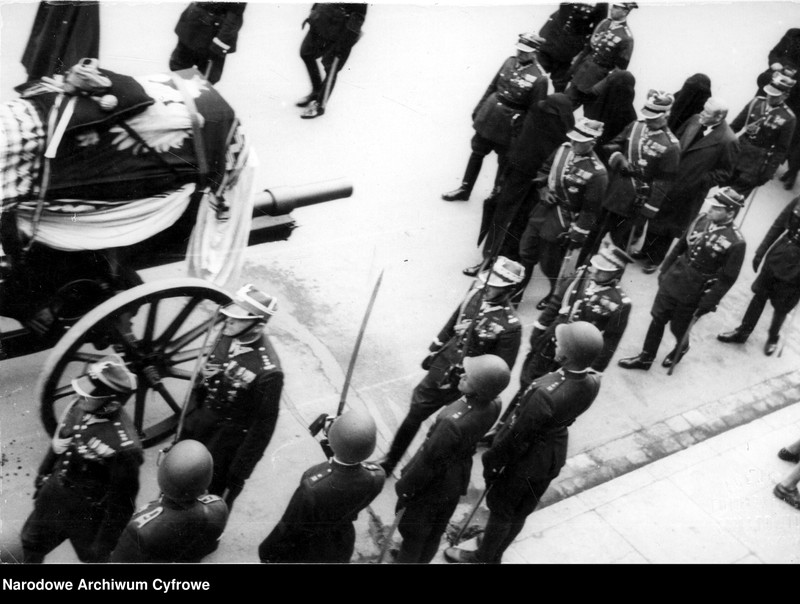 Obiekt Kondukt pogrzebowy. Widoczni m.in.: wdowa Aleksandra Piłsudska, gen. Edward Śmigły-Rydz (po jej prawej stronie), gen. Kazimierz Sosnkowski (pierwszy za gen. Śmigłym-Rydzem). z jednostki Uroczystości pogrzebowe Józefa Piłsudskiego w Krakowie