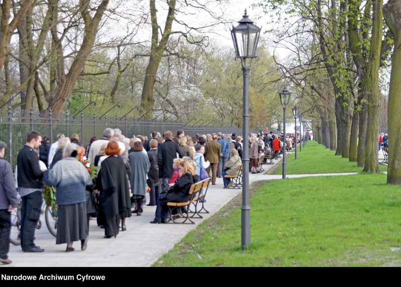 image.from.unit.number "Szósty dzień żałoby narodowej w Warszawie po katastrofie lotniczej w Smoleńsku"