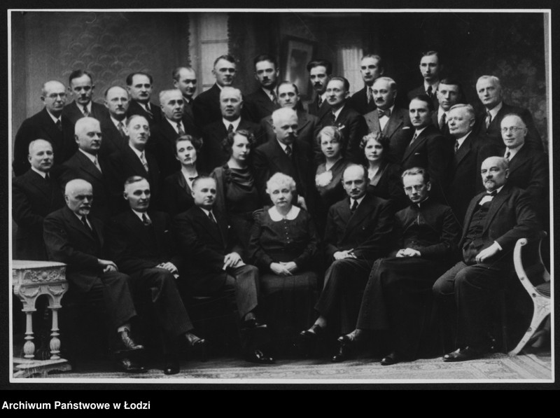 Obraz 2 z jednostki "[Okolicznościowe zdjęcie grona nauczycielskiego]"