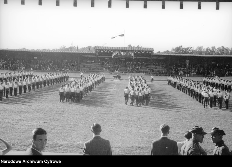 Obiekt Uczestnicy pokazu sportowego w czasie przygotowań do defilady na stadionie Cracovii. z jednostki Zjazd Towarzystwa Gimnastycznego "Sokół" z okazji 50-lecia istnienia Towarzystwa w Krakowie