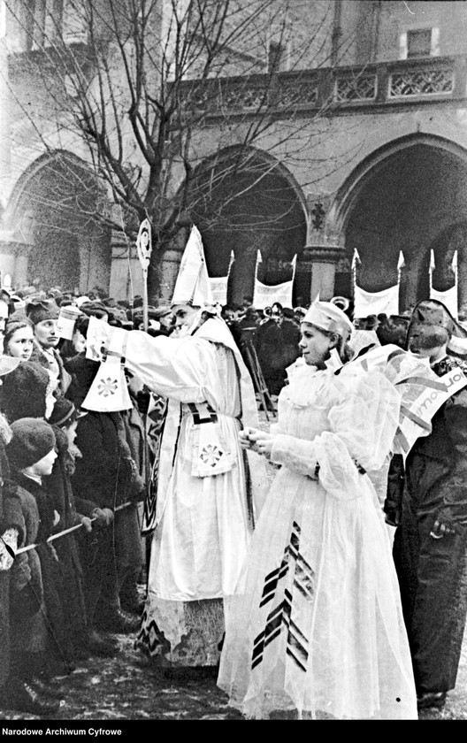 Obraz 20 z jednostki "Zbiórka pieniędzy w Krakowie na rzecz pomocy bezrobotnym pod hasłem „Święty Mikołaj dla dzieci bezrobotnych”"