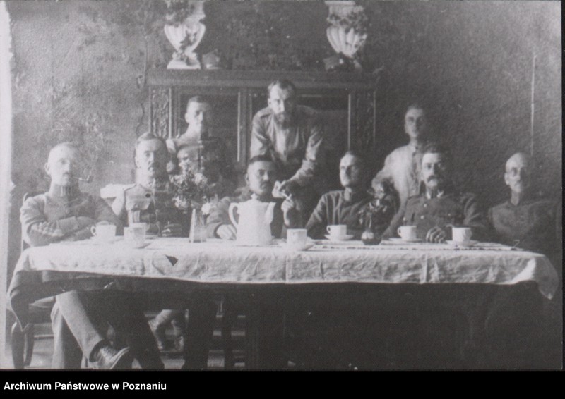 Obraz 3 z jednostki "Siedzą od lewej ; Mieczysław Nowakowski, Jan Stachowiak, Ignacy Nowak, Pystkowski komendant miasta Wągrowca, sierżant Głowacki, z tyłu siedzi Józef Smoliński."