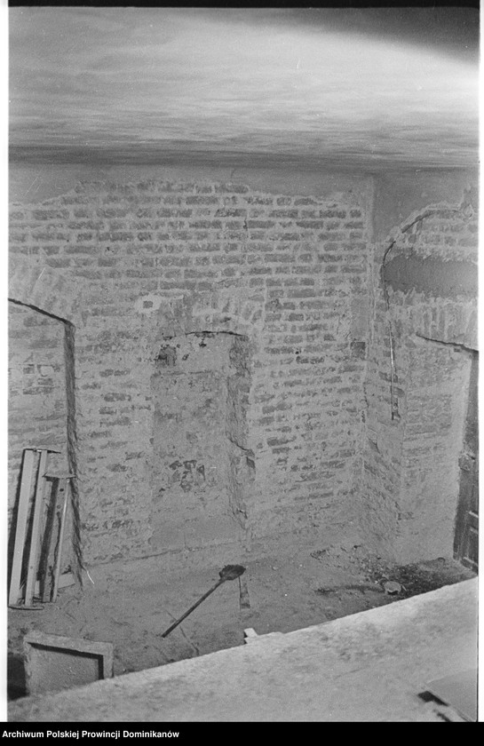 image.from.unit.number "Kraków, klasztor Ojców Dominikanów, obecna siłownia studentatu; obecne pomieszczenie gospodarcze na parterze północnego ramienia III wirydarza („slumsy” nr 11); podwórze przykuchenne; podwórze przy furcie. Kraków, kamienica przy ul. Stolarskiej 6, cela zakonna „slumsy” nr 13"