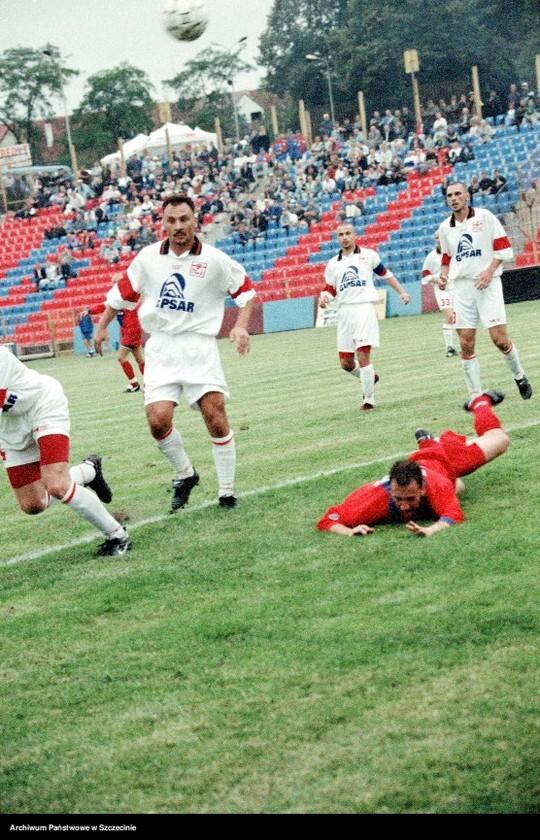 image.from.unit.number "Mecz piłki nożnej Pogoń Szczecin-Łódzki Klub Sportowy 2 sierpnia 1998 roku (1:1)"