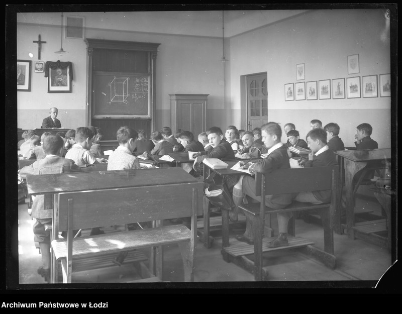 Obraz 2 z jednostki "[Uczniowie i nauczyciel na lekcji geometrii]"