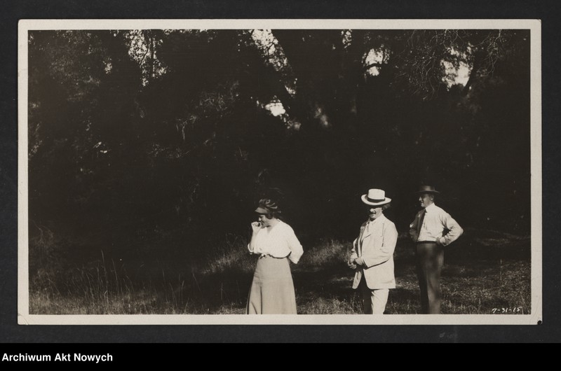 image.from.unit.number "I. J. Paderewski i H. Paderewska w otoczeniu przyjaciół i znajomych. Fotografie; brak fot. nr 6-7,9,11"