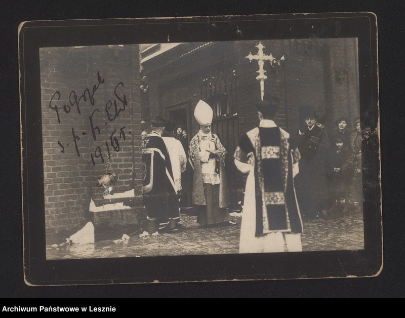 Obraz 6 z jednostki "Fotografie [m.in. Mieczysław Chłapowski z grupą oficerów na manewrach w Sobiejuchach, msza polowa przed dworem w Kopaszewie, stoisko na Powszechnej Wystawie Krajowej w Poznaniu, Kazimierz Chłapowski w mundurze, pogrzeb Kazimierza Chłapowskiego"