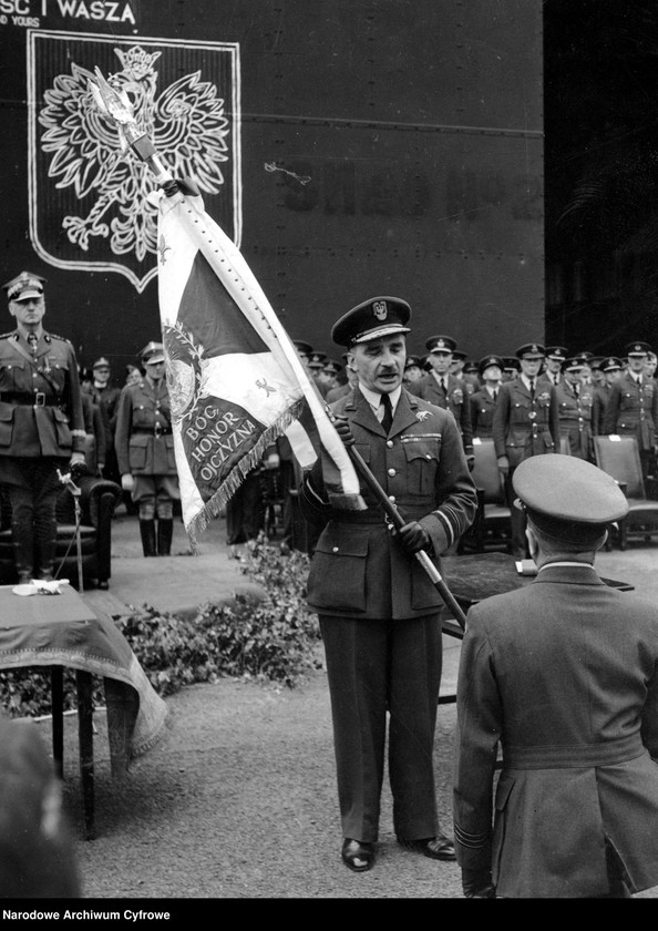 Fragment uroczystości. Inspektor generalny Polskich Sił Powietrznych gen. Stanisław Ujejski przekazuje sztandar dowódcy 300 dywizjonu bombowego. Widoczny także m.in. premier RP i Naczelny Wódz gen. Władysław Sikorski (z lewej).