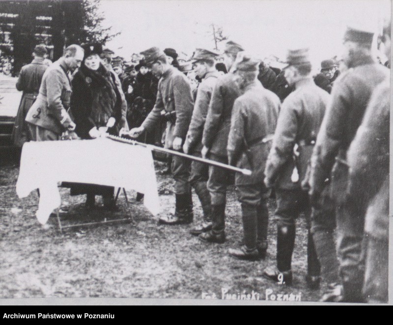 Obraz 3 z jednostki "Wręczenie sztandaru 9 Pułkowi Strzelców Wielkopolskich."