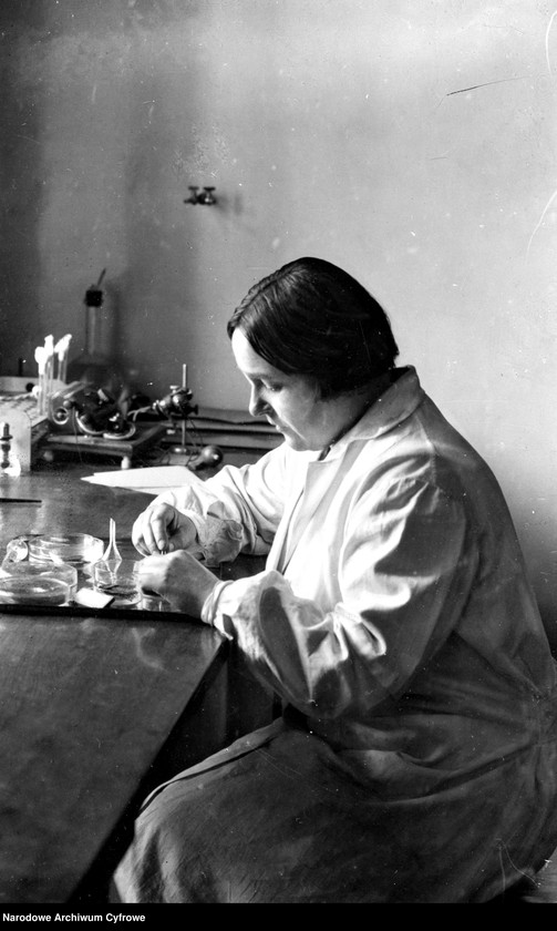 image.from.unit.number "Weigl, żona profesora Rudolfa Weigla"