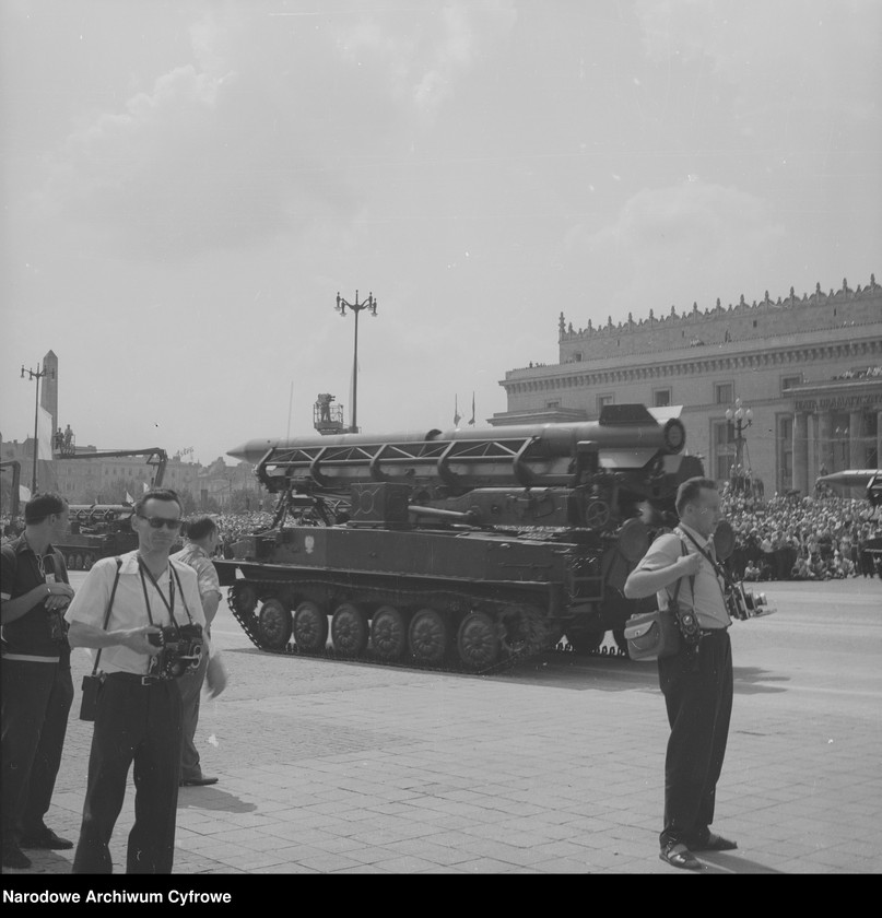 image.from.unit.number "Defilada Tysiąclecia Państwa Polskiego podczas Narodowego Święta Odrodzenia Polski (22 lipca) na pl. Defilad w Warszawie"
