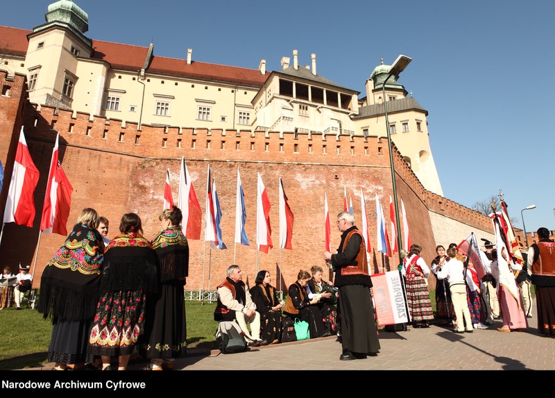 image.from.unit.number "Pogrzeb prezydenta Polski Lecha Kaczyńskiego i jego żony Marii Kaczyńskiej w Krakowie"