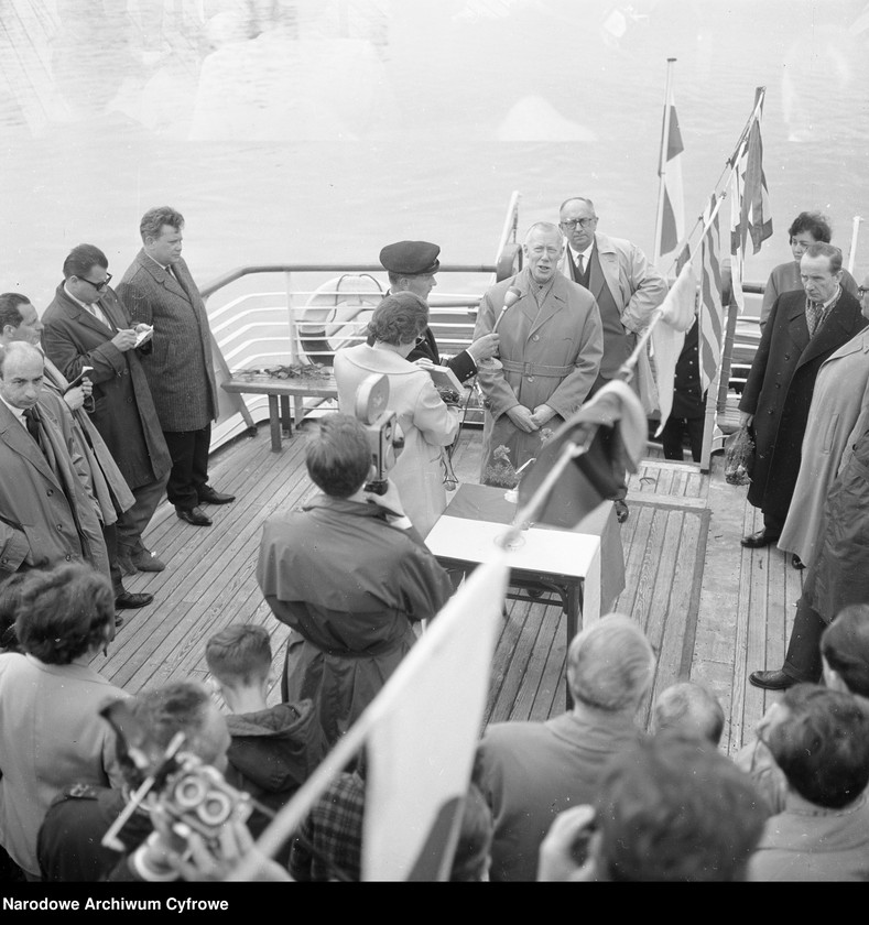 image.from.unit.number "Rejs inaugurujący żeglugę pasażerską na Kanale Żerańskim"