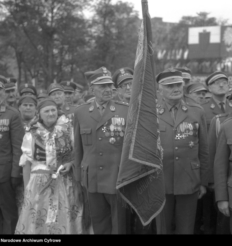 Obraz 17 z jednostki "Uroczystości z okazji 50. rocznicy wybuchu I powstania śląskiego pod pomnikiem Powstańców Śląskich w Katowicach"