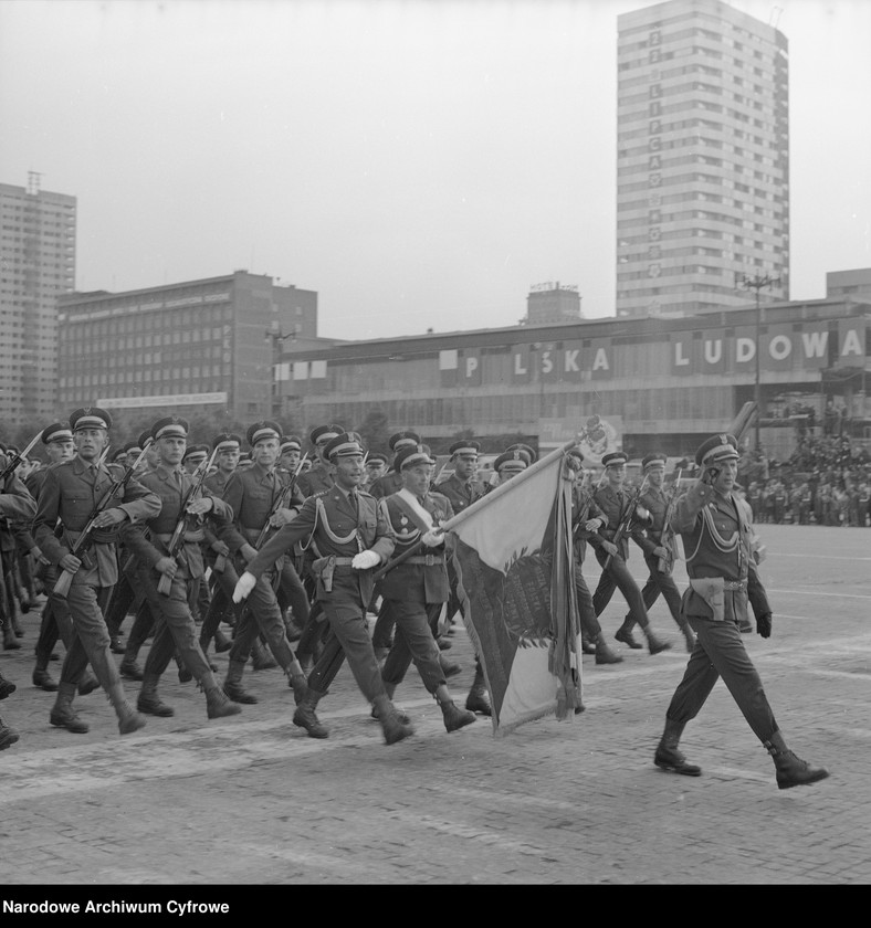 image.from.unit.number "Defilada Tysiąclecia Państwa Polskiego podczas Narodowego Święta Odrodzenia Polski (22 lipca) na pl. Defilad w Warszawie"