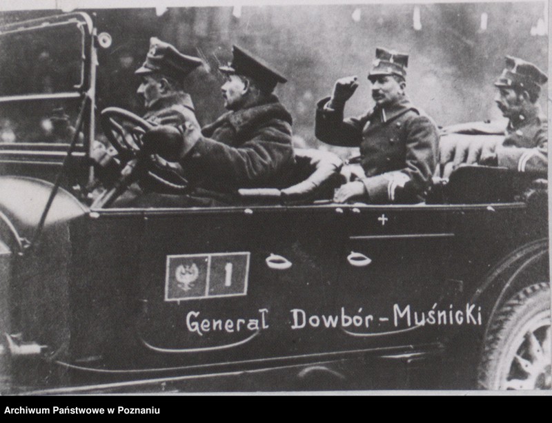 Obraz 15 z jednostki "Generał Józef Dowbór - Muśnicki podczas zaprzysiężenia Straży Ludowej na Placu Wolności w Poznaniu."