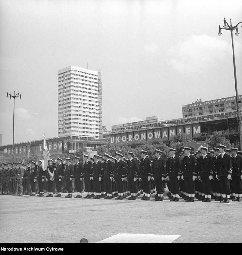 image.from.unit.number "Defilada Tysiąclecia Państwa Polskiego podczas Narodowego Święta Odrodzenia Polski (22 lipca) na pl. Defilad w Warszawie"