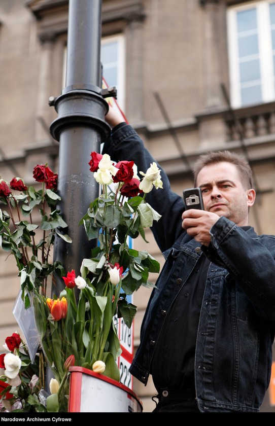 Obraz 15 z jednostki "Drugi dzień żałoby narodowej w Warszawie po katastrofie lotniczej w Smoleńsku"