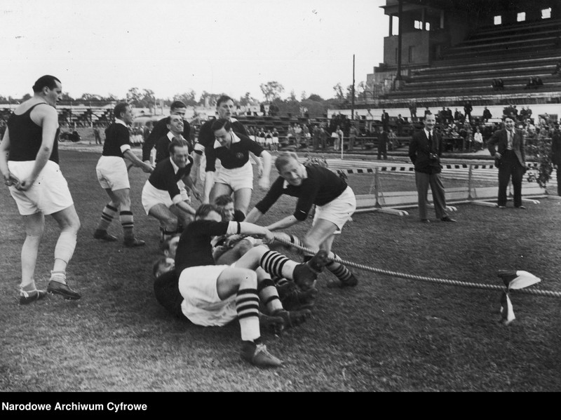 image.from.unit.number "Wielka rewia asów sportu zorganizowana przez Związek Dziennikarzy Sportowych na rzecz Funduszu Obrony Narodowej Zdzisław Nowak"