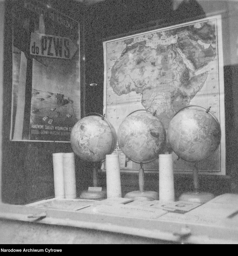 image.from.unit.number "Wystawa w księgarni Państwowych Zakładów Wydawnictw Szkolnych w Warszawie"