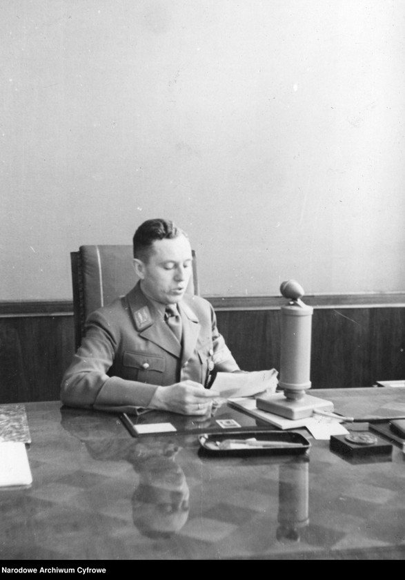 image.from.unit.number "Albert Forster - gauleiter Wolnego Miasta Gdańska odczytuje proklamację o przyłączeniu Gdańska do Rzeszy"