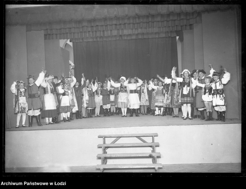 Obraz 2 z jednostki "[Fragment przedstawienia szkolnego - uczniowie w strojach ludowych]"