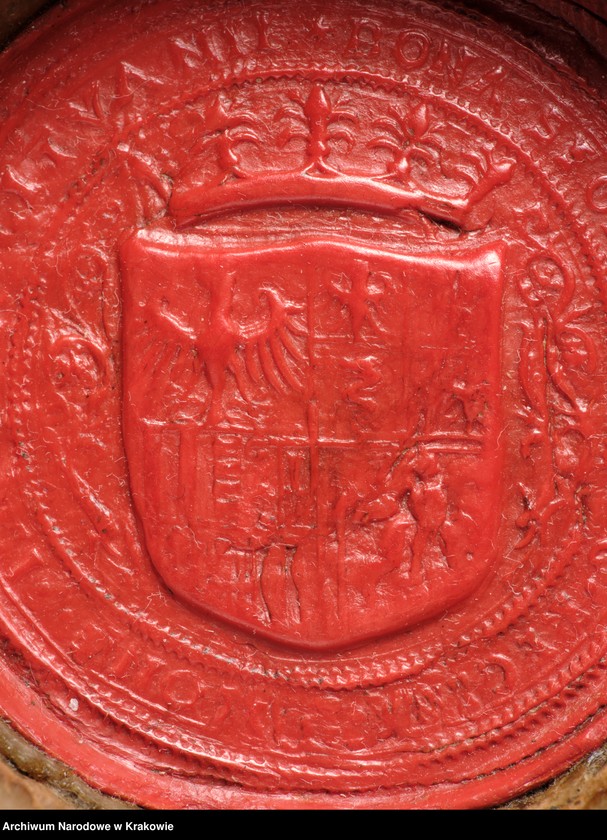 image.from.unit.number "Bona Sforza. Królowa Polski, Wielka Księżna Litewska. W polu pieczęci ukoronowana tarcza czteropolowa z herbami: polskim (prawe górne pole), Wąż Sforzów i Orzeł (lewe górne), herb mediolański i aragoński (prawe dolne), Pogoń (lewe dolne) tarczę otaczającą elementy roślinne. Otok ujęty w sznury perełek z napisem kapitalnym, renesansowym: BONA SFOR[TIA] ARAG[ONIA] D[EI] G[RATIA] REGINA POLONIE MAG[NA] DVX LITVANIE"