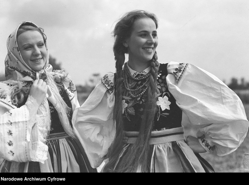 image.from.unit.number "Film "Przybyli do wsi żołnierze""