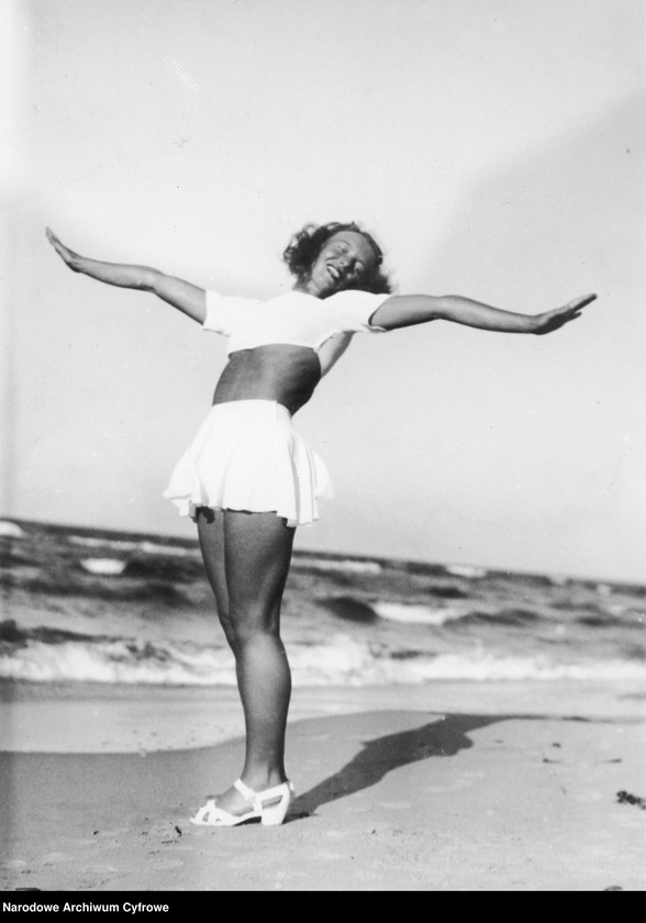 Tancerka Ziuta na plaży (fotografia pozowana).