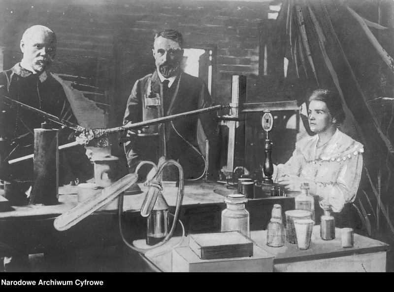 image.from.unit.number "Maria Skłodowska-Curie i jej mąż Pierre w laboratorium w Paryżu "