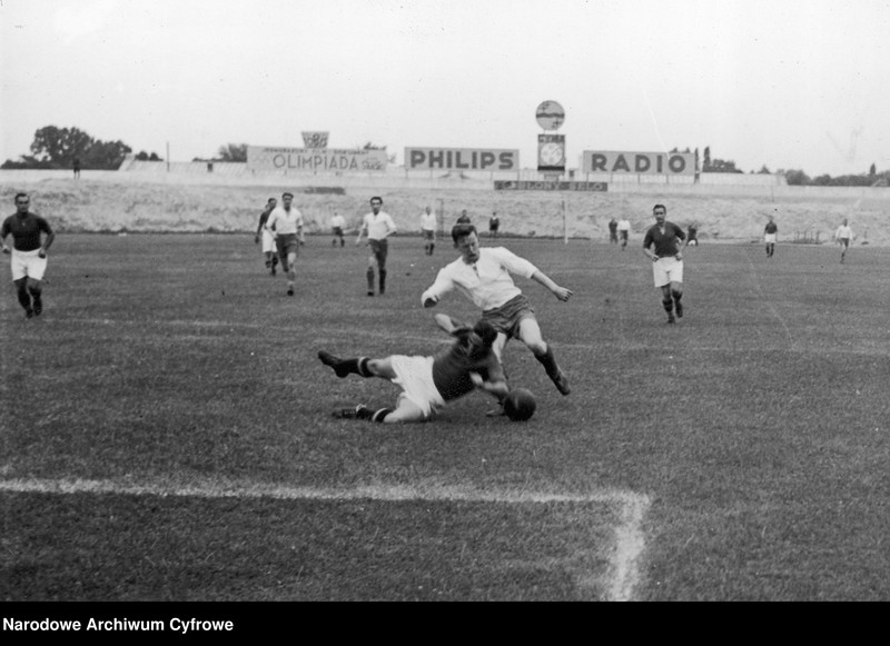 image.from.unit.number "Mecz piłki nożnej reprezentacja Polski - klub sportowy Hungaria w Warszawie"