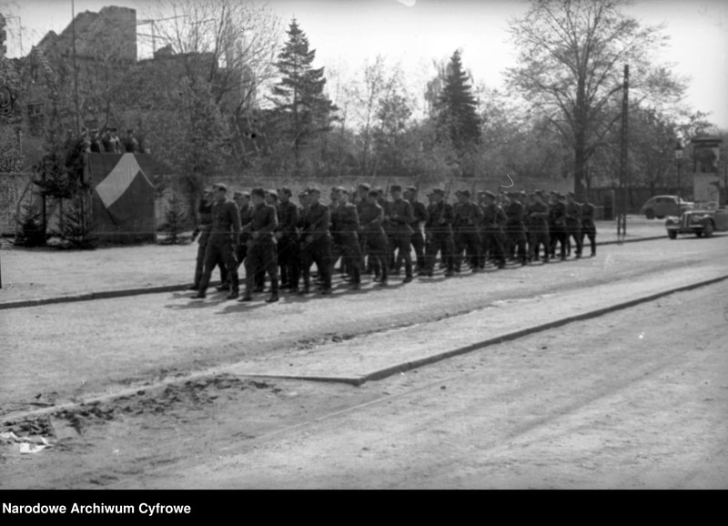 Obraz 6 z kolekcji "Defilada 9 maja 1945 batalion fizylierów 1 BPanc. Al. Hallera, Gdańsk111"
