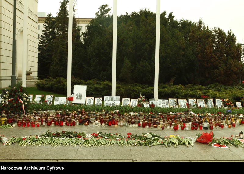 Obraz 13 z jednostki "Trzeci dzień żałoby narodowej w Warszawie po katastrofie lotniczej w Smoleńsku"
