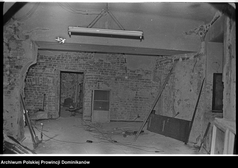 image.from.unit.number "Kraków, klasztor Ojców Dominikanów, obecna siłownia studentatu; obecne pomieszczenie gospodarcze na parterze północnego ramienia III wirydarza („slumsy” nr 11); podwórze przykuchenne; podwórze przy furcie. Kraków, kamienica przy ul. Stolarskiej 6, cela zakonna „slumsy” nr 13"